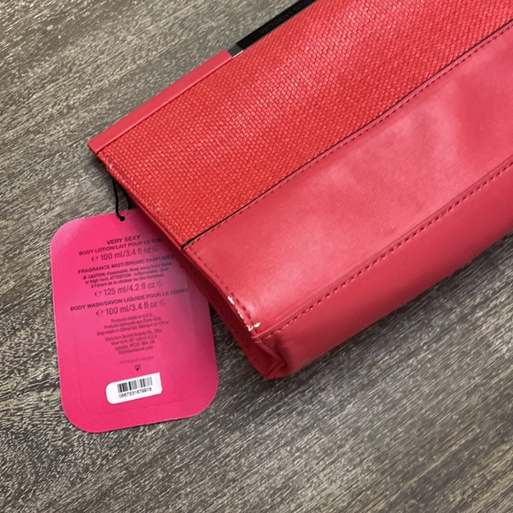 Victoria’s Secret clutch bank with clip to close - Picture 9 of 10